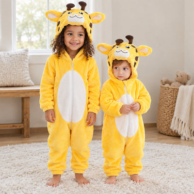 Kigurumi girafe enfant doux porté dans un intérieur chaleureux