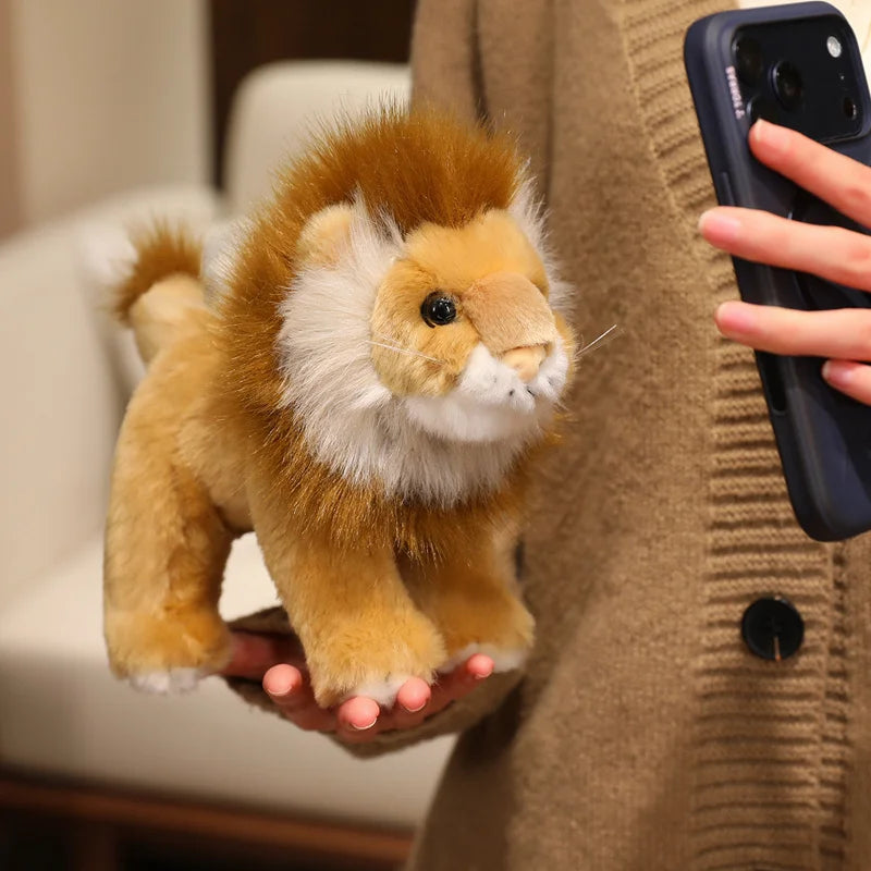 Petit Lion Réaliste en Peluche - vue 4