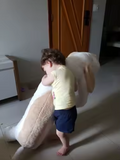 Enfant avec une grande peluche chien