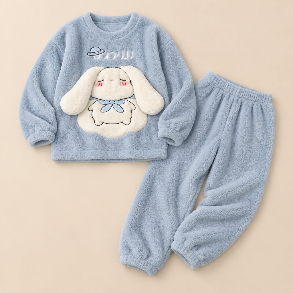 Pyjama hiver femme et ado lapin bleu ciel doux deux pièces posé à plat sur fond beige, sans personne