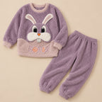 Pyjama moumoute fille et femme lapin violet deux pièces posé à plat sur fond beige, sans personne