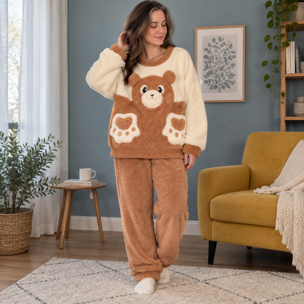 Pyjama polaire femme et ado ours brun à grandes pattes porté, vue frontale