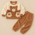 Pyjama polaire femme et ado ours brun à grandes pattes deux pièces posé à plat sur fond beige, sans personne