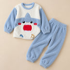 Ensemble pyjama fille et femme requin bleu deux pièces posé à plat sur fond beige, sans personne