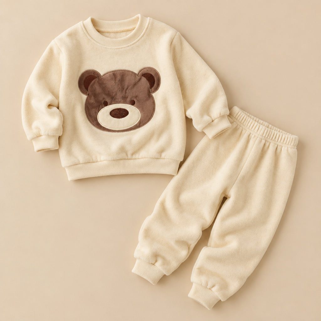 Ensemble pyjama enfant ours beige ou gris deux pièces posé à plat sur fond beige, sans personne