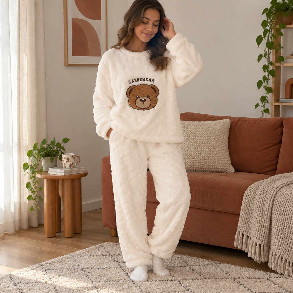Pyjama moumoute femme écru avec ours brun porté, vue frontale
