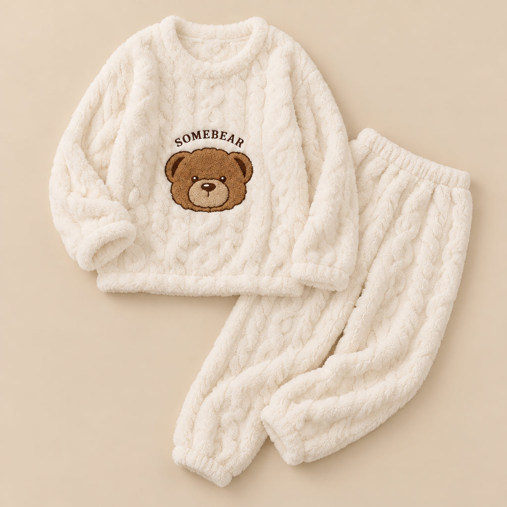 Pyjama moumoute femme écru avec ours brun deux pièces posé à plat sur fond beige, sans personne
