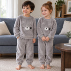 Pyjama pilou pilou enfant chat moelleux porté, vue frontale