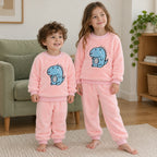 Pyjama chaud enfant rose à dinosaure bleu porté, vue frontale