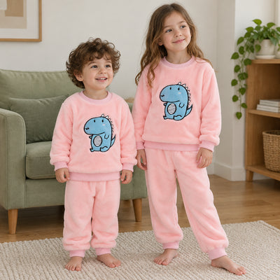 Pyjama chaud enfant rose à dinosaure bleu porté, vue frontale