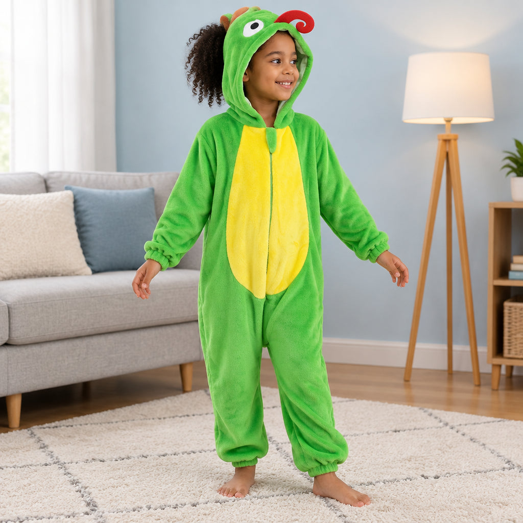 Kigurumi caméléon enfant porté ou utilisé de face dans un intérieur chaleureux