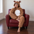 Combinaison pyjama élan couleur kaki porté ou utilisé de face dans un intérieur chaleureux