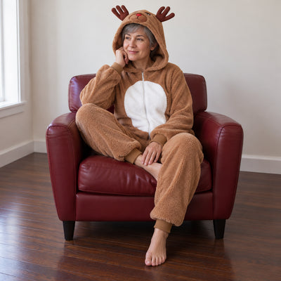 Combinaison pyjama élan couleur kaki porté ou utilisé de face dans un intérieur chaleureux