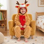 Kigurumi faon bébé et enfant porté ou utilisé de face dans un intérieur chaleureux