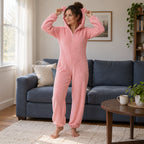 Combinaison pyjama femme à oreilles d’ours porté ou utilisé de face dans un intérieur chaleureux