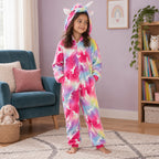 Kigurumi pégase enfant aux motifs étoilés porté ou utilisé de face dans un intérieur chaleureux