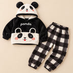 Ensemble pyjama deux pièces Pyjama chaud panda noir et blanc à capuche pour la famille posé à plat sur fond beige, sans personne