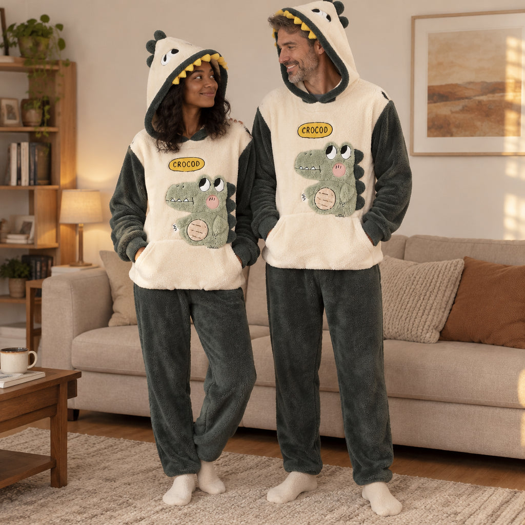 Cover frontale de Pyjama pilou pilou dinosaure doux à capuche, portée et entièrement visible