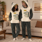 Cover frontale de Pyjama pilou pilou dinosaure doux à capuche, portée et entièrement visible