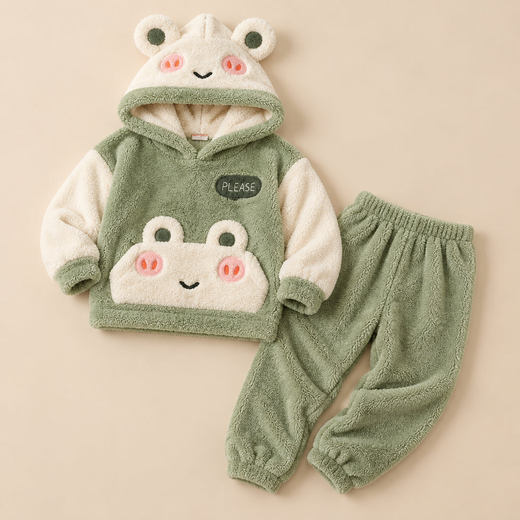 Ensemble pyjama deux pièces Ensemble pyjama grenouille douce à capuche familial posé à plat sur fond beige, sans personne