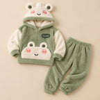 Ensemble pyjama deux pièces Ensemble pyjama grenouille douce à capuche familial posé à plat sur fond beige, sans personne