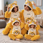 Cover frontale de Pyjama pilou pilou tigre doux à capuche famille, portée et entièrement visible