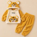 Ensemble pyjama deux pièces Pyjama pilou pilou tigre doux à capuche famille posé à plat sur fond beige, sans personne