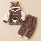 Ensemble pyjama deux pièces Ensemble pyjama dinosaure vert à capuche enfant et adulte posé à plat sur fond beige, sans personne