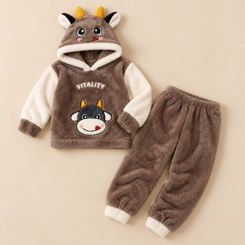 Ensemble pyjama deux pièces Ensemble pyjama dinosaure vert à capuche enfant et adulte posé à plat sur fond beige, sans personne