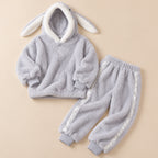 Ensemble pyjama deux pièces Ensemble pyjama gris à motif animal adulte posé à plat sur fond beige, sans personne