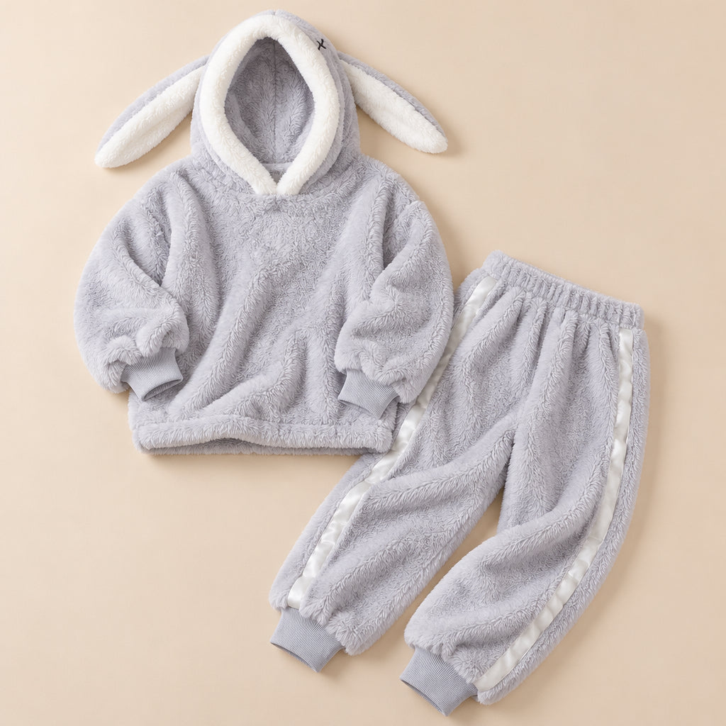 Ensemble pyjama deux pièces Ensemble pyjama gris à motif animal adulte posé à plat sur fond beige, sans personne