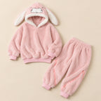 Ensemble pyjama deux pièces Pyjama hiver lapin rose à capuche adulte posé à plat sur fond beige, sans personne