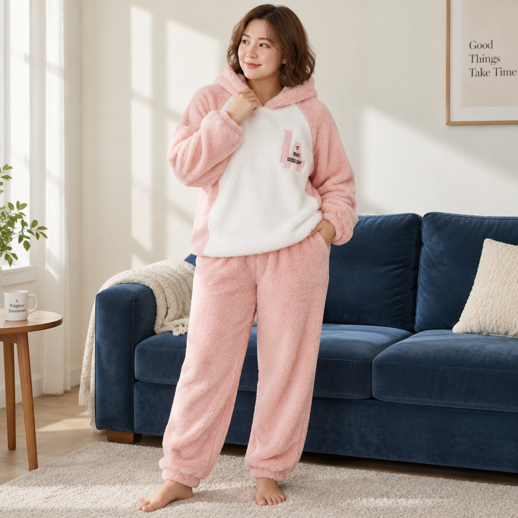 Cover frontale de Pyjama polaire lapin rose à capuche adulte, portée et entièrement visible