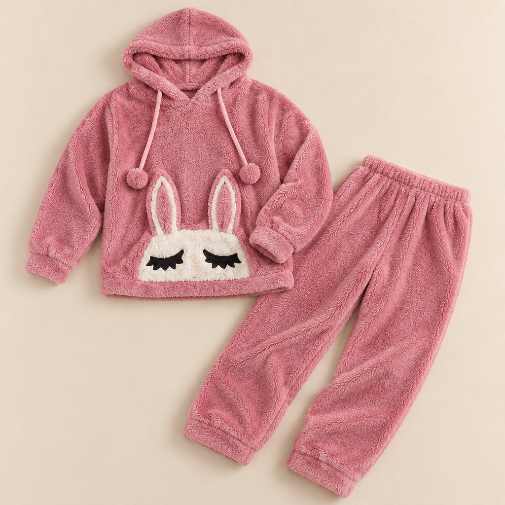 Ensemble pyjama deux pièces Pyjama hiver lapin rouge adulte posé à plat sur fond beige, sans personne