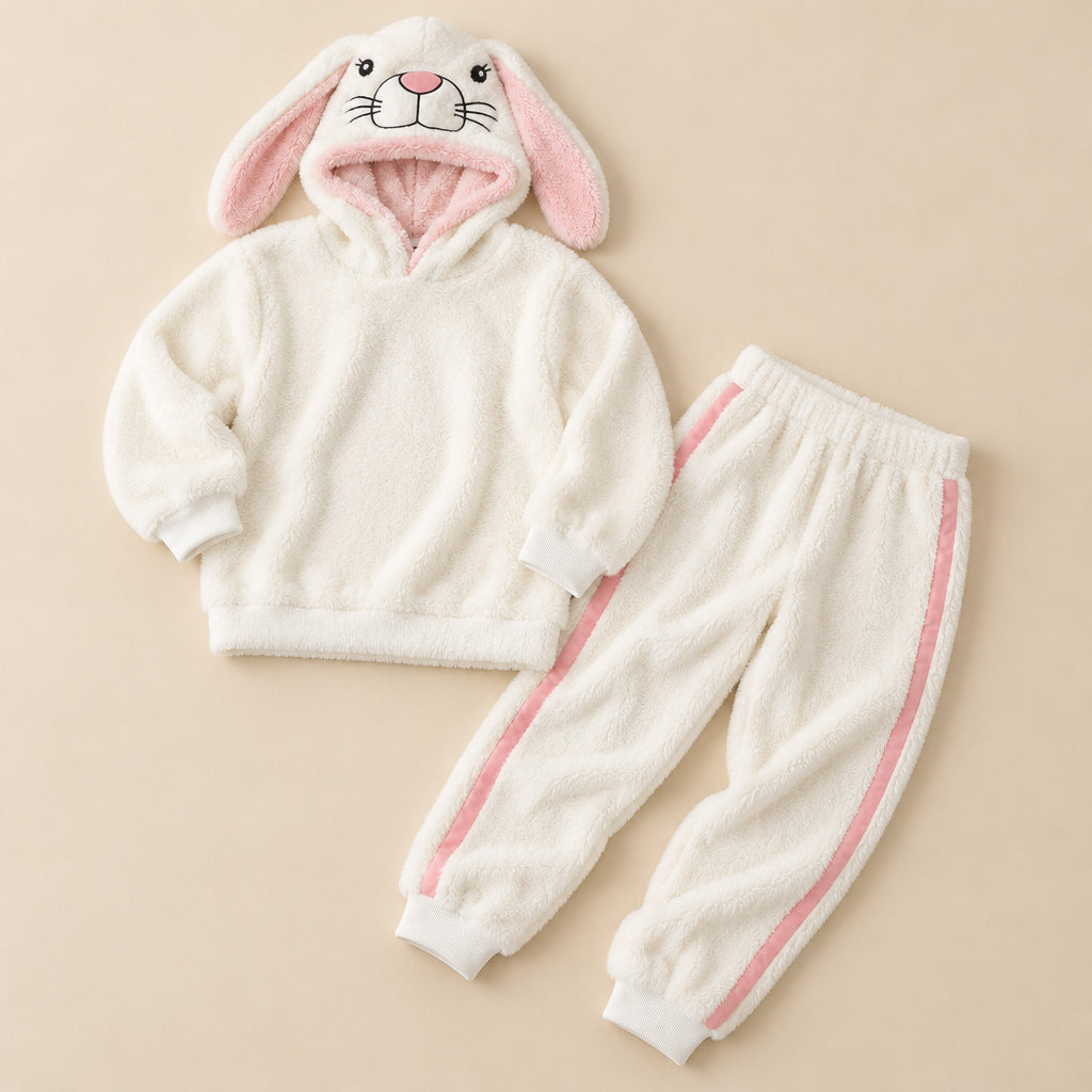 Ensemble pyjama deux pièces Pyjama moumoute chat blanc à capuche adulte posé à plat sur fond beige, sans personne