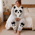 Cover frontale de Pyjama chaud panda gris à capuche femme, portée et entièrement visible