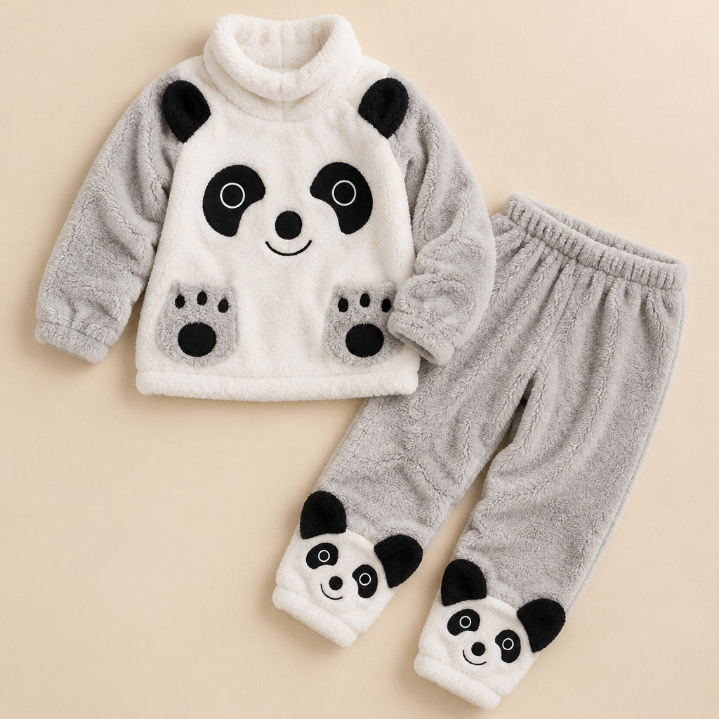 Ensemble pyjama deux pièces Pyjama chaud panda gris à capuche femme posé à plat sur fond beige, sans personne