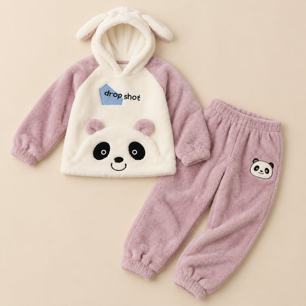 Ensemble pyjama deux pièces Ensemble pyjama panda rose à capuche femme posé à plat sur fond beige, sans personne