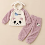 Ensemble pyjama deux pièces Ensemble pyjama panda rose à capuche femme posé à plat sur fond beige, sans personne
