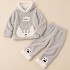 Ensemble pyjama deux pièces Ensemble pyjama chat gris à capuche homme posé à plat sur fond beige, sans personne