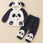 Ensemble pyjama deux pièces Pyjama pilou pilou panda à capuche homme grande taille posé à plat sur fond beige, sans personne