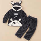 Ensemble pyjama deux pièces Pyjama chaud lapin blanc à capuche homme grande taille posé à plat sur fond beige, sans personne