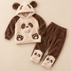 Ensemble pyjama deux pièces Pyjama moumoute chien marron à capuche homme posé à plat sur fond beige, sans personne