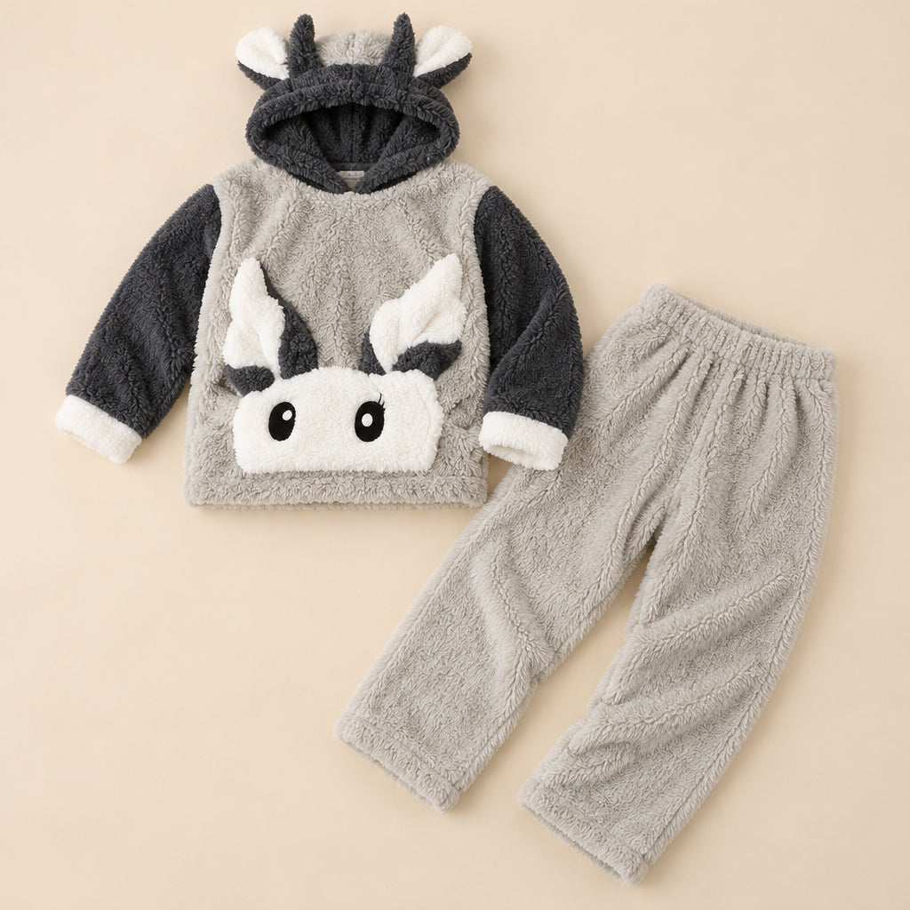 Ensemble pyjama deux pièces Pyjama hiver lapin gris à capuche femme posé à plat sur fond beige, sans personne