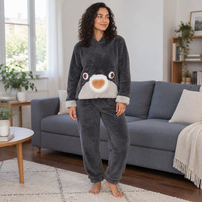 Cover frontale de Pyjama pilou pilou renne gris à capuche femme, portée et entièrement visible