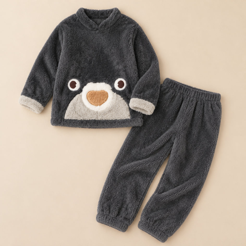 Ensemble pyjama deux pièces Pyjama pilou pilou renne gris à capuche femme posé à plat sur fond beige, sans personne