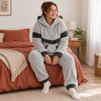 Cover frontale de Pyjama chaud ours gris clair à capuche femme, portée et entièrement visible