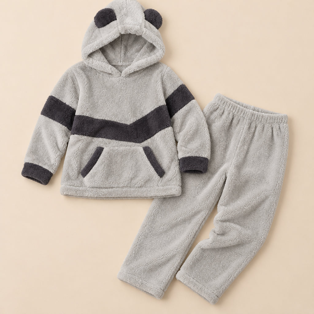 Ensemble pyjama deux pièces Pyjama chaud ours gris clair à capuche femme posé à plat sur fond beige, sans personne