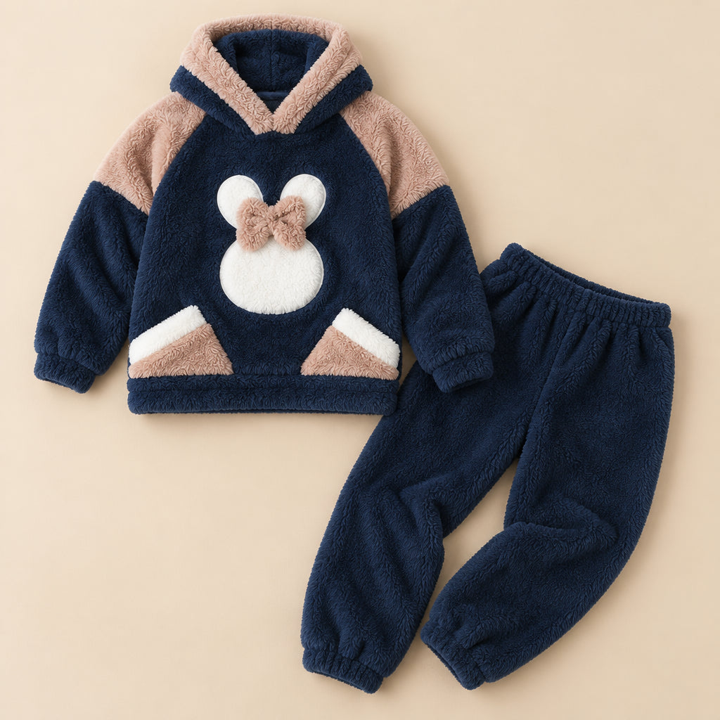 Ensemble pyjama deux pièces Ensemble pyjama lapin bleu marine à capuche femme posé à plat sur fond beige, sans personne