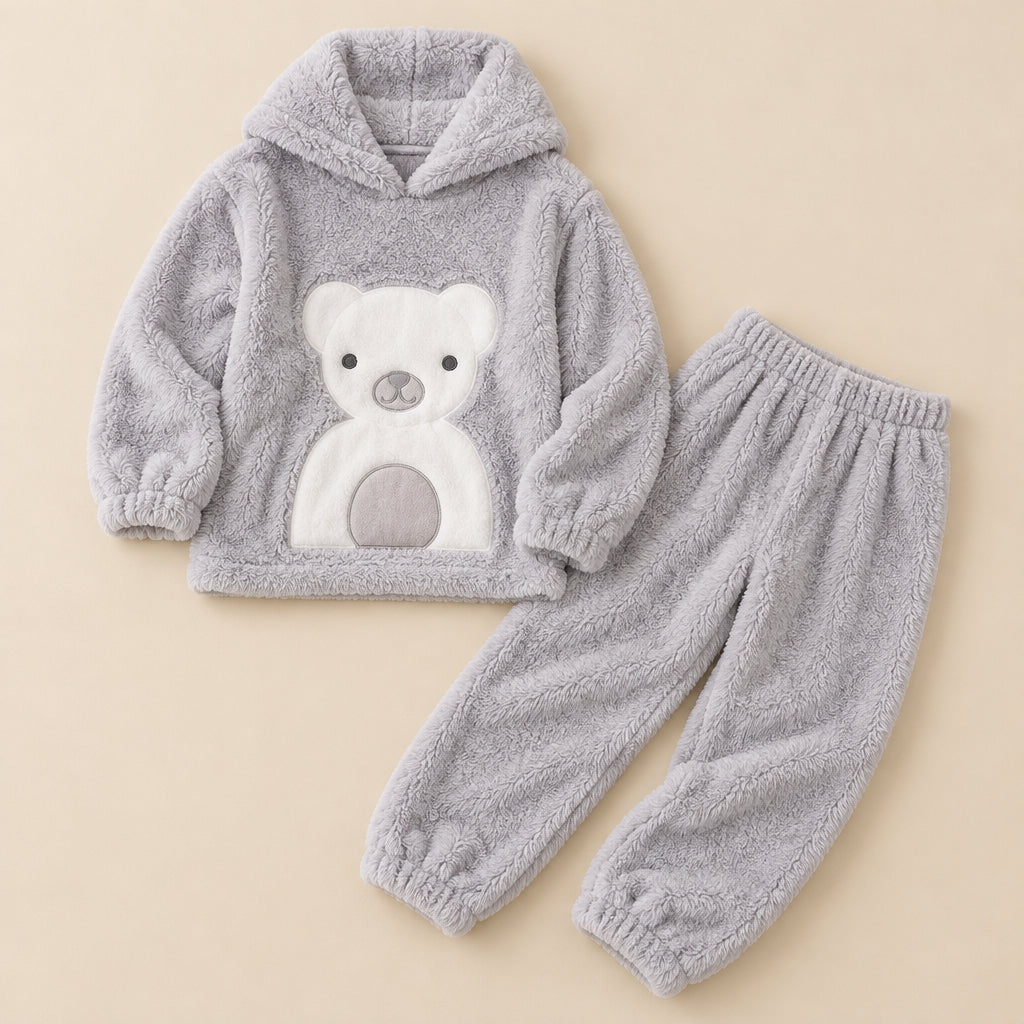 Ensemble pyjama deux pièces Pyjama polaire ours gris pour femme posé à plat sur fond beige, sans personne
